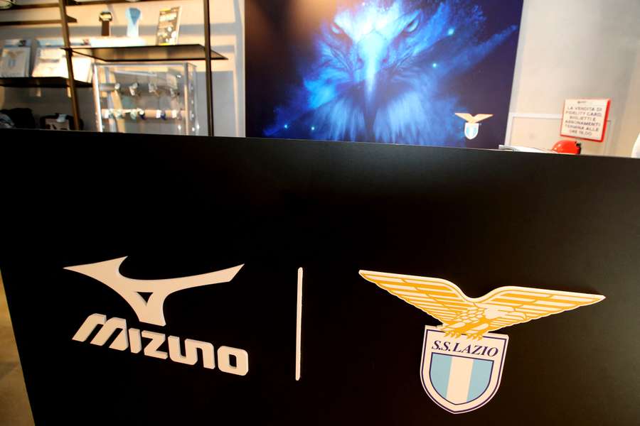 Il logo della Lazio e della Mizuno