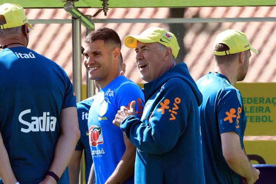 Ancelotti, sonriente durante un entrenamiento