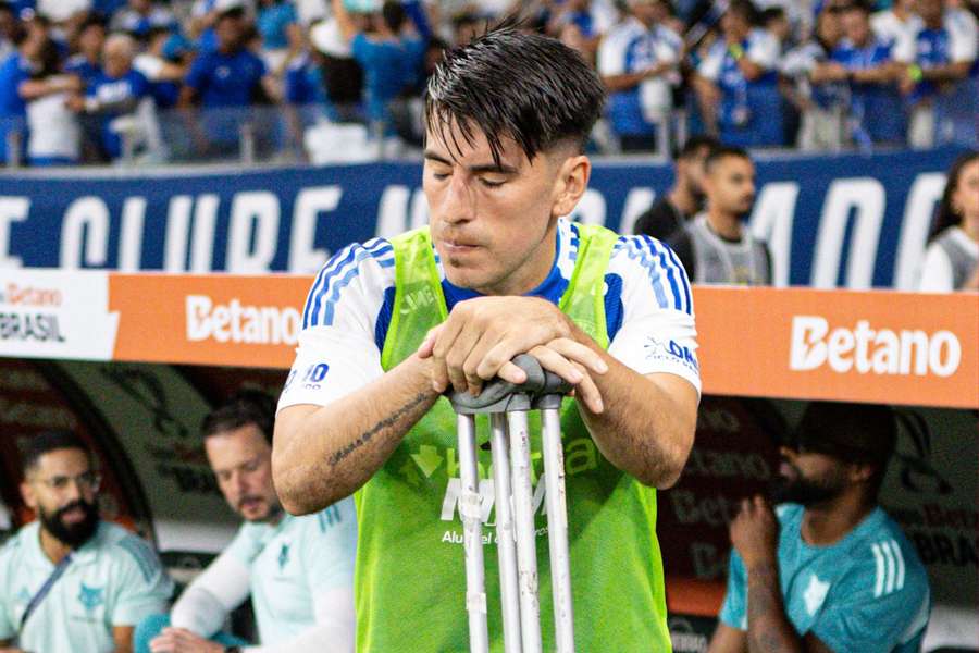 Lucas Villalba se machucou em Cruzeiro x Corinthians, no Mineirão Lucas Villalba se machucou em Cruzeiro x Corinthians, no Mineirão