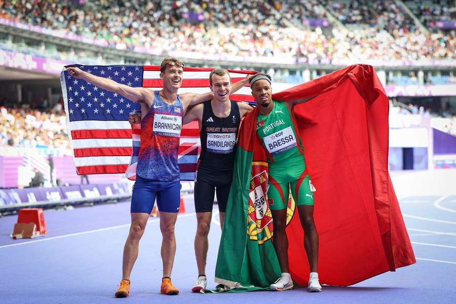 Sandro Baessa festeja a conquista da medalha de prata na final da prova de atletismo 1.500m T20