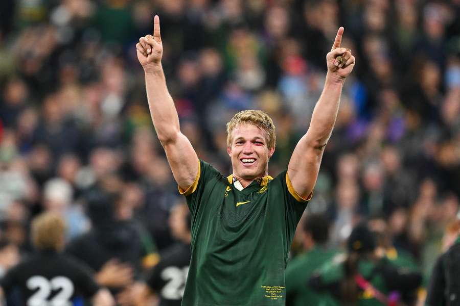 Pieter-Steph Du Toit, da África do Sul, celebra a vitória da sua equipa