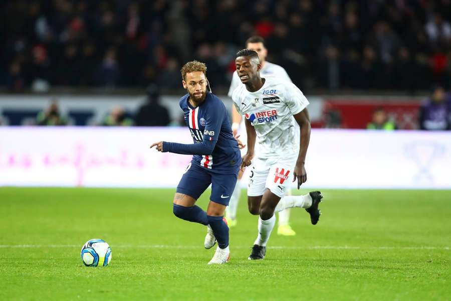 Eddy Gnahoré, în duel cu Neymar, într-un meci între PSG și Amiens din Ligue 1 din 2019, încheiat cu scorul de 4-1 pentru parizieni