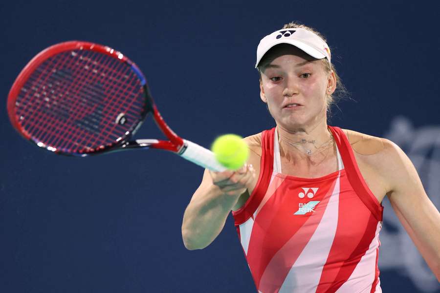 Elena Rybakina juega una derecha en su partido de cuartos de final del Abu Dhabi Open contra Ons Jabeur