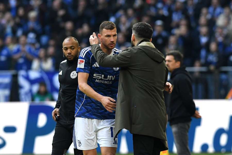 Edin Dzeko markierte seine Treffer zwei und drei im dritten Spiel für Schalke