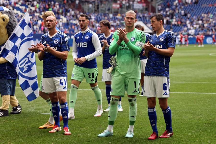 Loris Karius (2. v. r.) nach dem Testspiel der Schalker gegen den FC Sevilla.