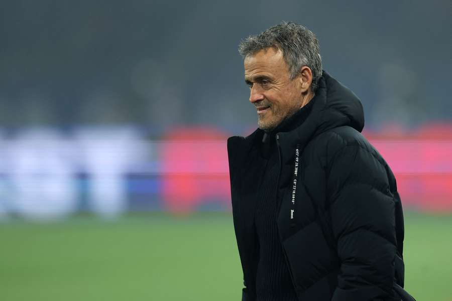 Luis Enrique sonríe de forma tímida.