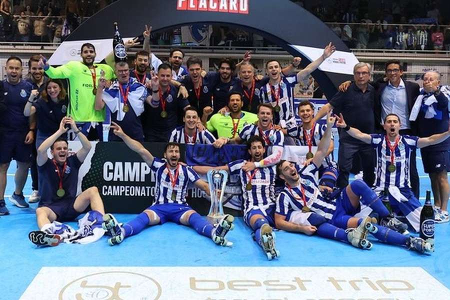 A festa dos jogadores do FC Porto, bicampeões nacionais 22 anos depois