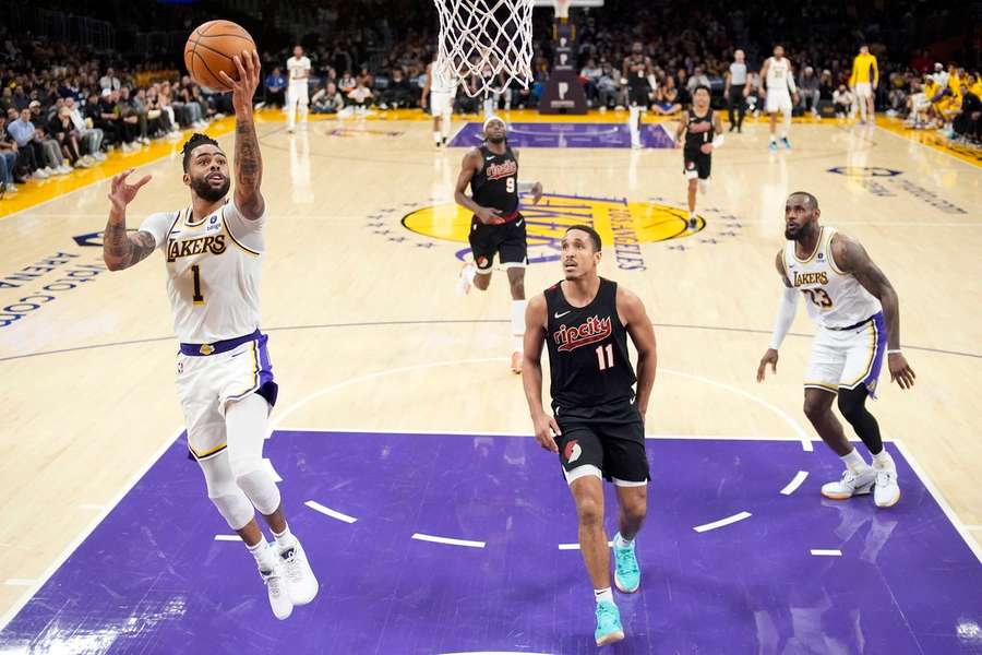 Los Lakers se exhiben ante Portland.