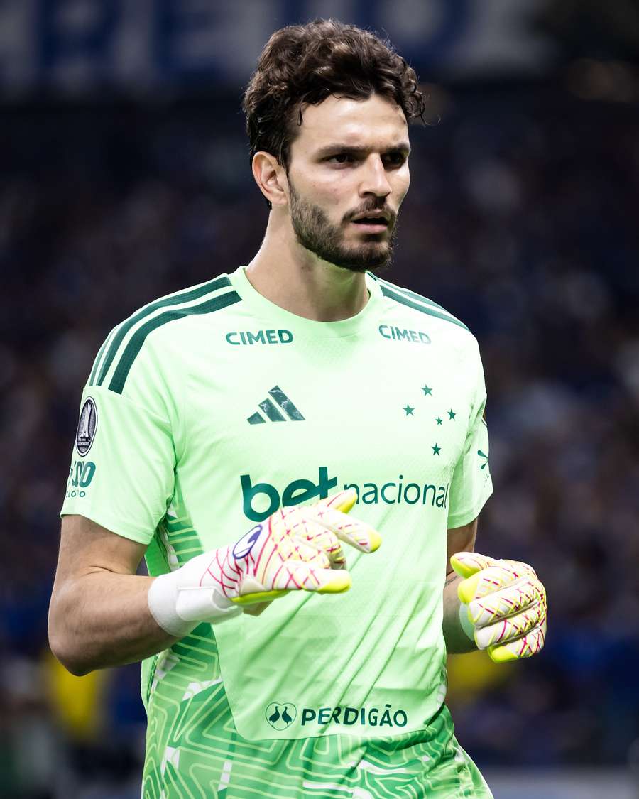 Jovem Otávio vem disputando posição com Matheus Cunha