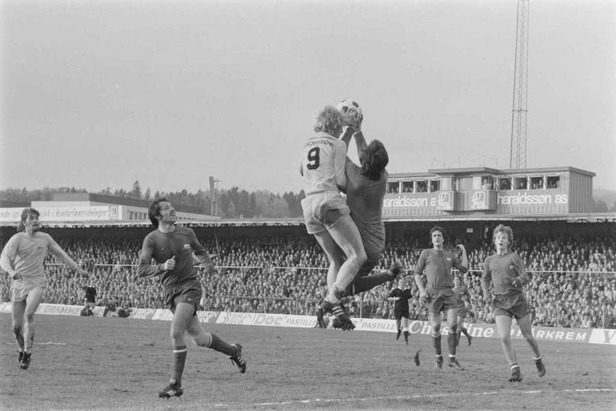 Le gardien de Vard, Hans Höie, capte le ballon lors d’un duel aérien avec Ove Andreasen de Bodø/Glimt pendant la finale de la coupe Le gardien de Vard, Hans Höie, capte le ballon lors d’un duel aérien avec Ove Andreasen de Bodø/Glimt pendant la finale de la coupe