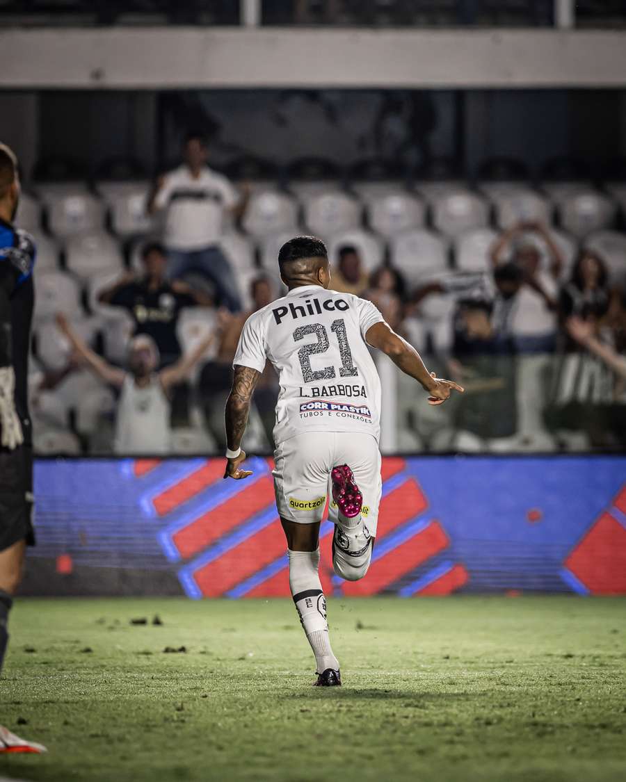 Lucas Barbosa corre para celebrar o gol do alívio santista