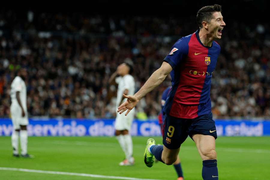 Lewandowski celebra uno de sus goles en el Bernabéu