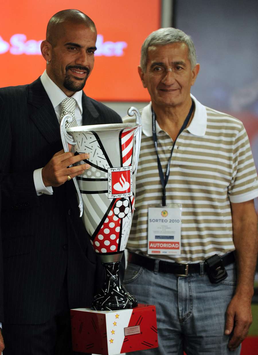 Ao lado do pai, Verón recebe o troféu de melhor jogador da Libertadores 2009 Ao lado do pai, Verón recebe o troféu de melhor jogador da Libertadores 2009