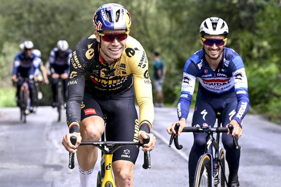 Wout van Aert (l) en Julian Alaphillipe (r) tijdens een training