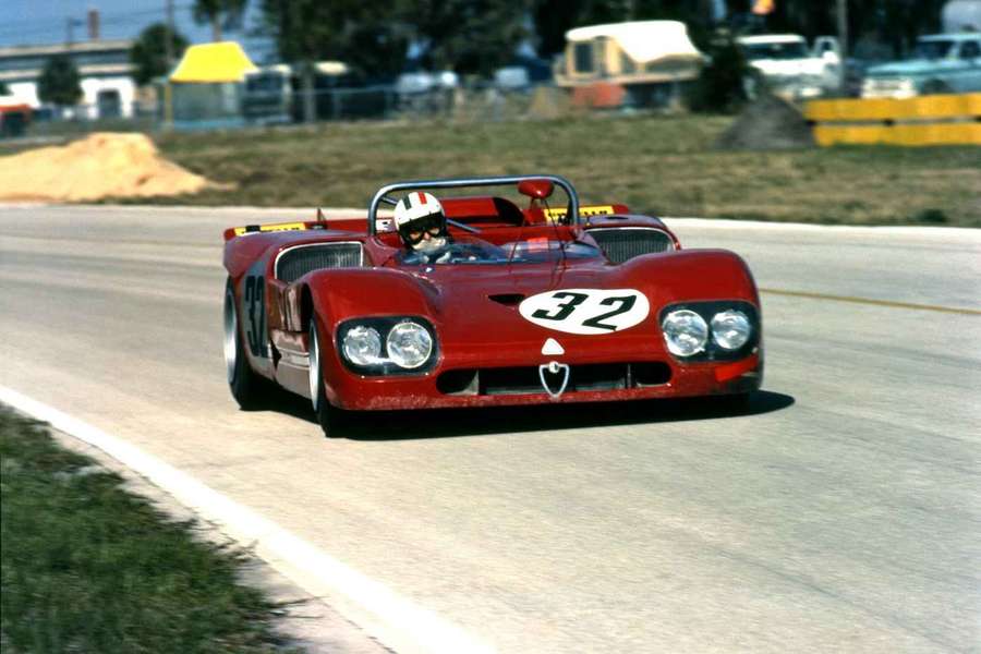 De Adamich ao volante de um Alfa Romeo T33-3 em 1971 De Adamich ao volante de um Alfa Romeo T33-3 em 1971