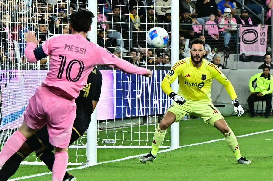 Lloris face à Messi la nuit dernière.