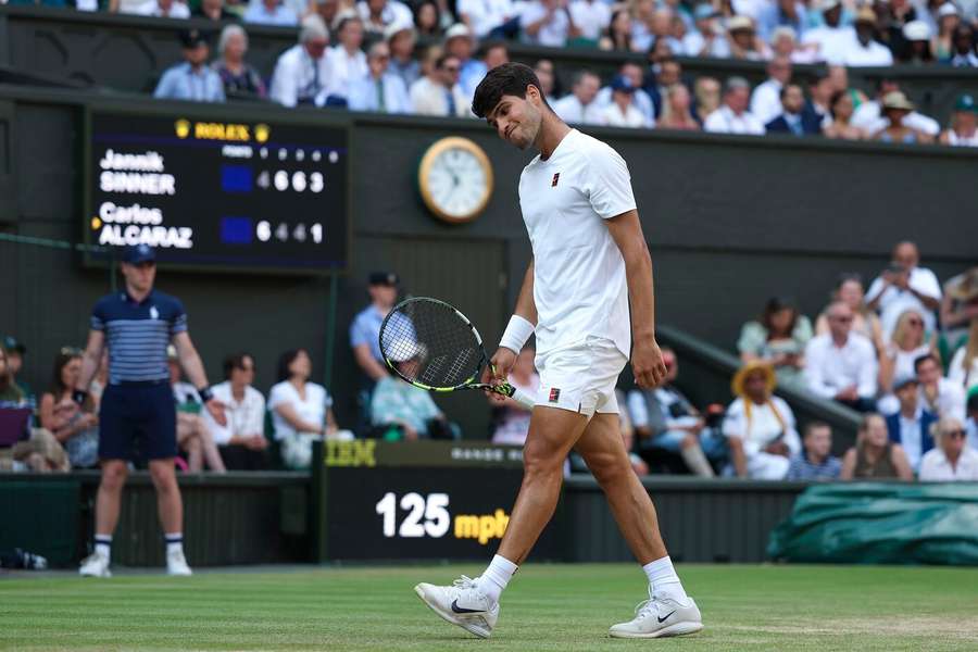 Zklamaný Carlos Alcaraz během wimbledonského finále.