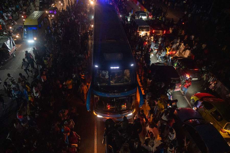 La selección congoleña, arropada por sus aficionados a su llegada La selección congoleña, arropada por sus aficionados a su llegada