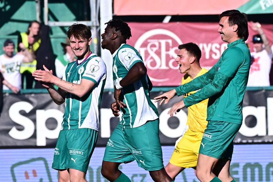 Euforie v podání hráčů Bohemians v derby se Spartou.