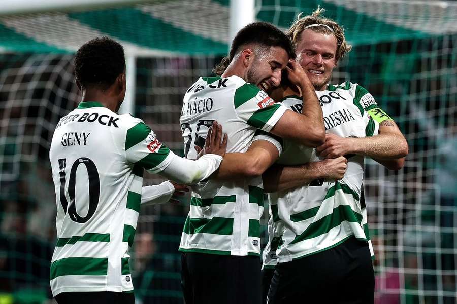 Jogadores do Sporting celebram golo de Eduardo Quaresma