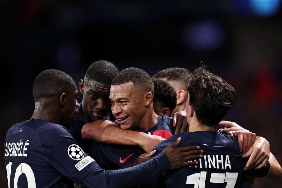 Jogadores do PSG festejam um golo com Mbappé.