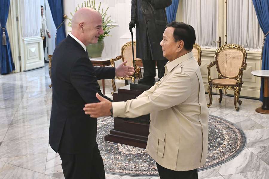 Le président indonésien Prabowo Subianto (à droite) accueillant Gianni Infantino, au Palais Merdeka à Jakarta, début octobre.