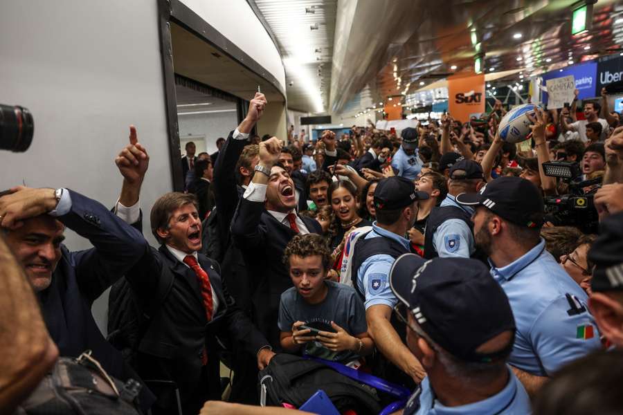 A receção no aeroporto à Seleção Nacional de râguebi