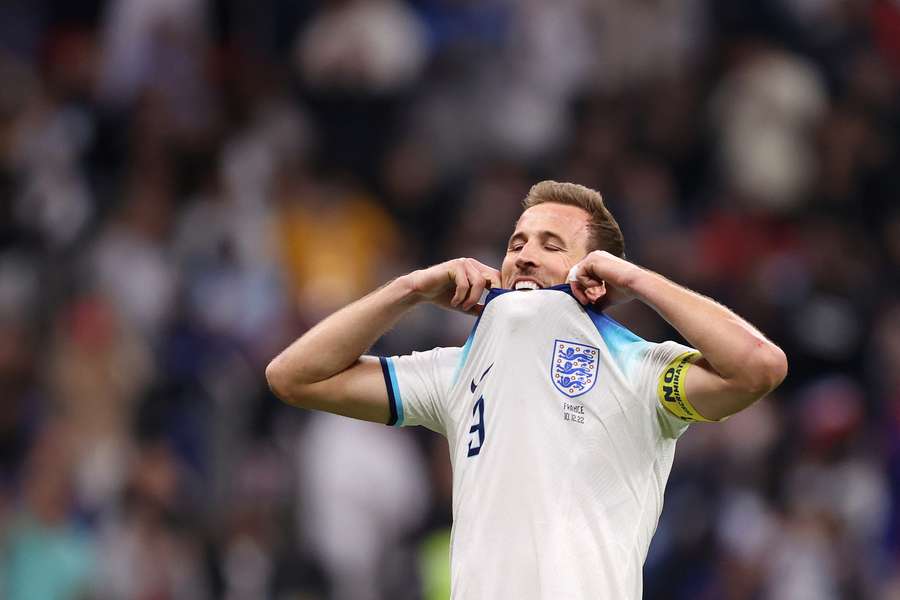 Harry Kane isolou o penalti contra a França nas quartas de final da Copa de 2022 Harry Kane isolou o penalti contra a França nas quartas de final da Copa de 2022