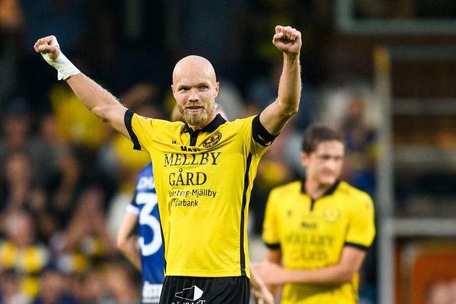 Mjällbys Viktor Gustafson bejubelt den Heimsieg über Halmstad.