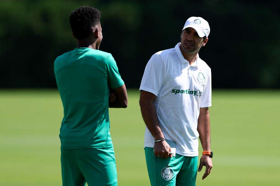 Abel Ferreira conversa com Estêvão durante o treino no Mundial de Clubes Abel Ferreira conversa com Estêvão durante o treino no Mundial de Clubes