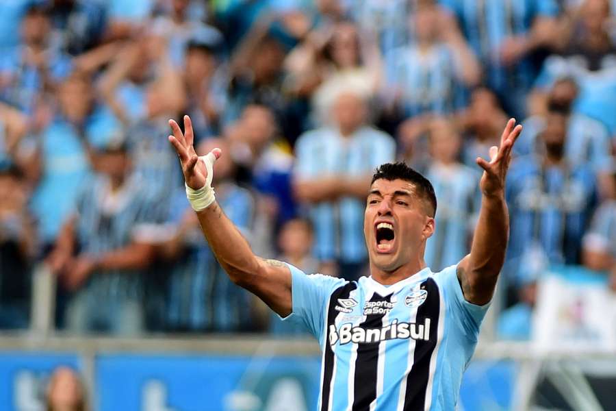 Suarez viert een goal tijdens de wedstrijd tegen Caxias op 8 april