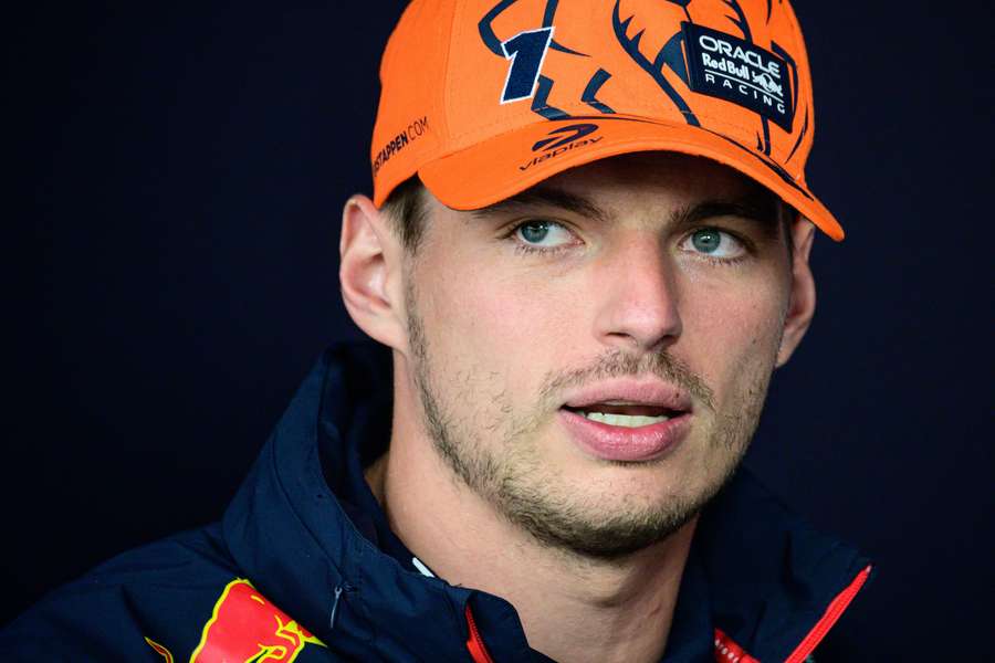 Verstappen klaagt over slecht zicht door regen: 'Grote auto's zorgen voor meer spray'