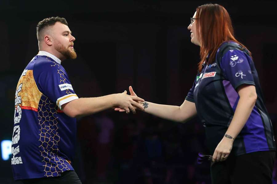 Josh Rock cumprimenta Gemma Hayter antes do início do encontro