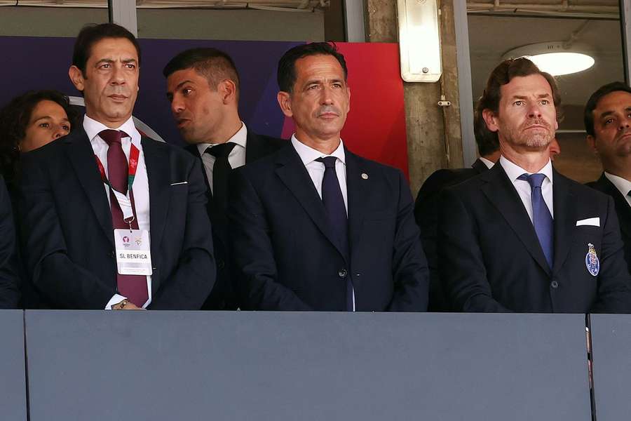 Rui Costa e André Villas-Boas viram o jogo ao lado de Pedro Proença Rui Costa e André Villas-Boas viram o jogo ao lado de Pedro Proença