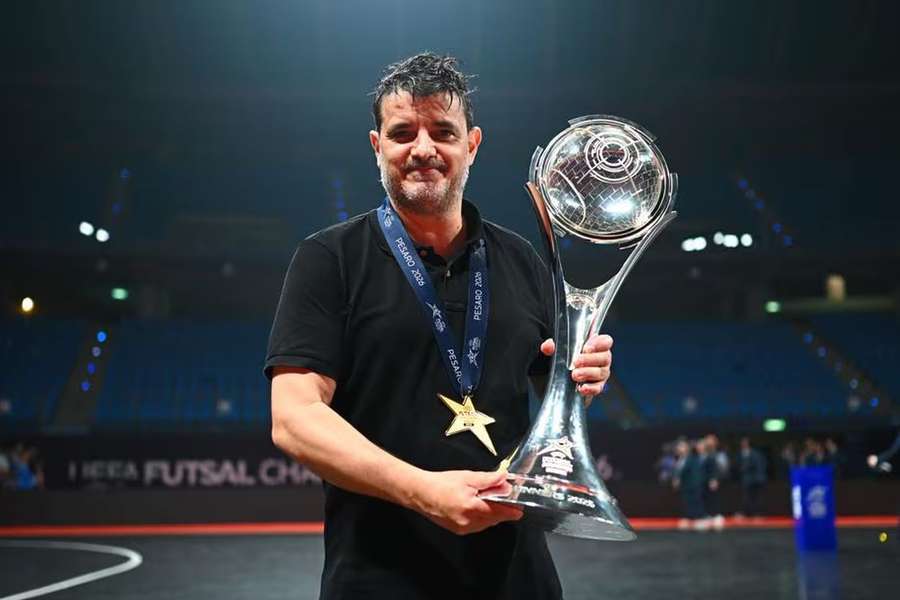 Nuno Dias com o troféu da Liga dos Campeões