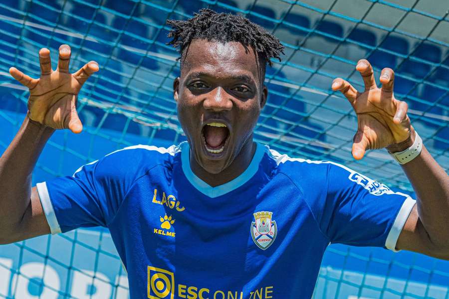Basit Ahmed com as cores do Feirense