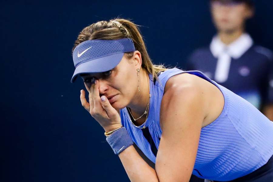 Paula Badosa, llorando antes de su retirada del torneo de Pekín