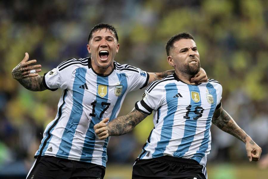 Nicolás Otamendi și Enzo Fernández sărbătoresc golul Argentinei