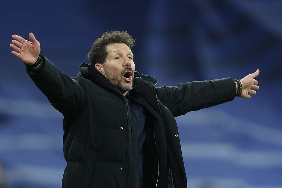 Diego Simeone criticou a arbitragem e deixou a porta da saída do Atlético entreaberta