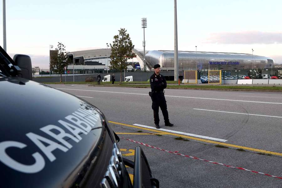 Funkcjonariusze organów ścigania stacjonujący przed meczem pomiędzy Włochami a Izraelem na stadionie Stadio Friuli 14 października 2025 r. w Udine.