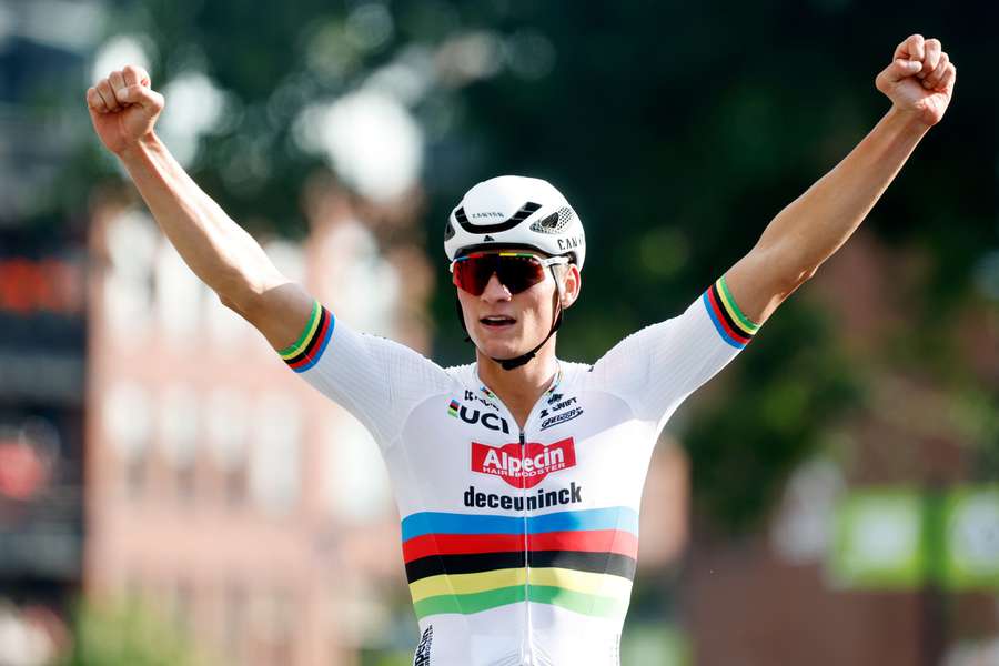 Mathieu van der Poel in de regenboogtrui die hij in Glasgow won