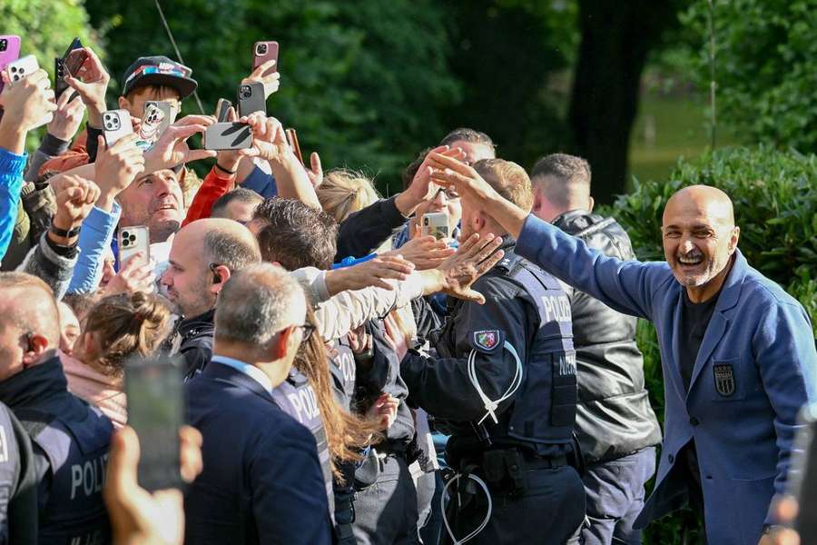 Spaletti com os adeptos na segunda-feira, antes de partir para a Alemanha. 