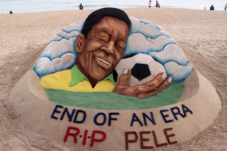 Rakvu s Pelém vystavia na 24 hodín na štadióne Santosu, pohreb v utorok