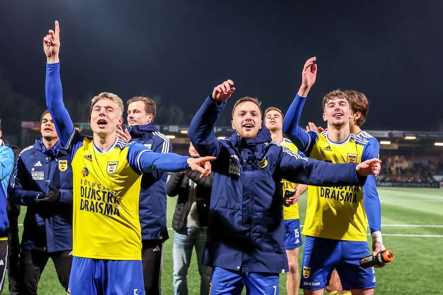 SC Cambuur viert na de overwinning op Vitesse het bereiken van de halve finale