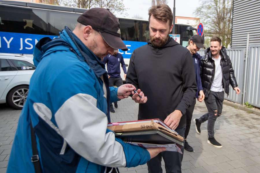 Reprezentanti po příjezdu na trénink rozdávali autogramy.