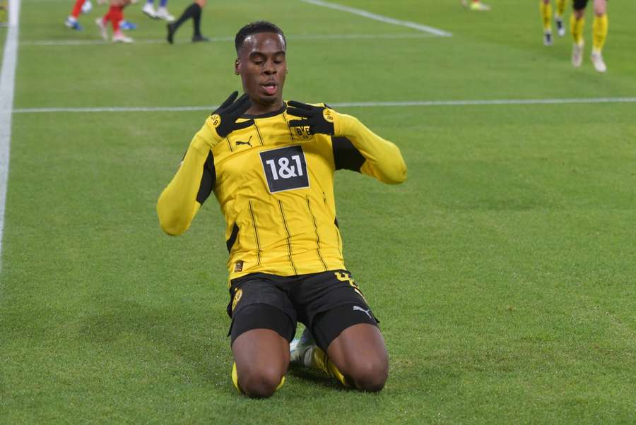 Jamie Gittens tem contrato com o Borussia Dortmund até 2028