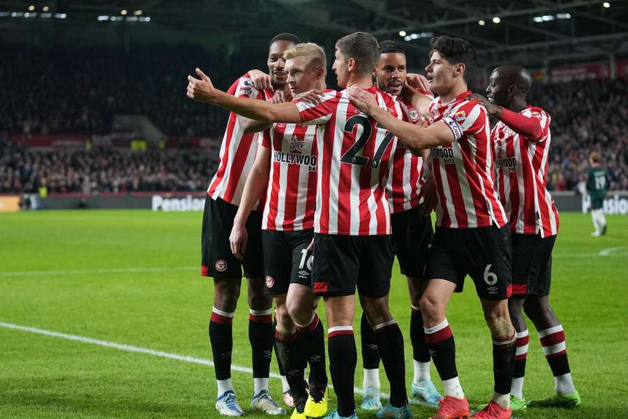 Hráči Brentfordu si zgustli na "The Reds", ktorým strelili tri góly.