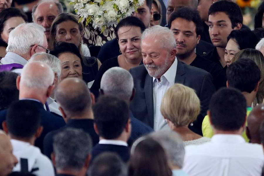 Le président brésilien Lula rend hommage à Santos au Roi Pelé
