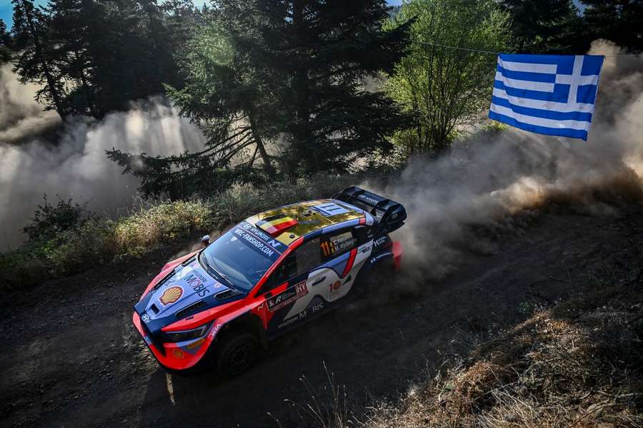 Thierry Neuville continua na liderança