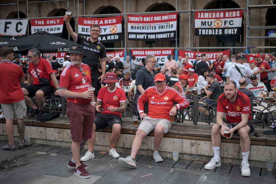 Aficionados del Manchester United en la Plaza Nueva de Bilbao